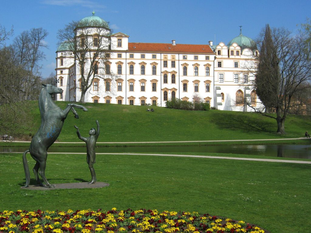 Ein Pferd vor dem Celler Schloss